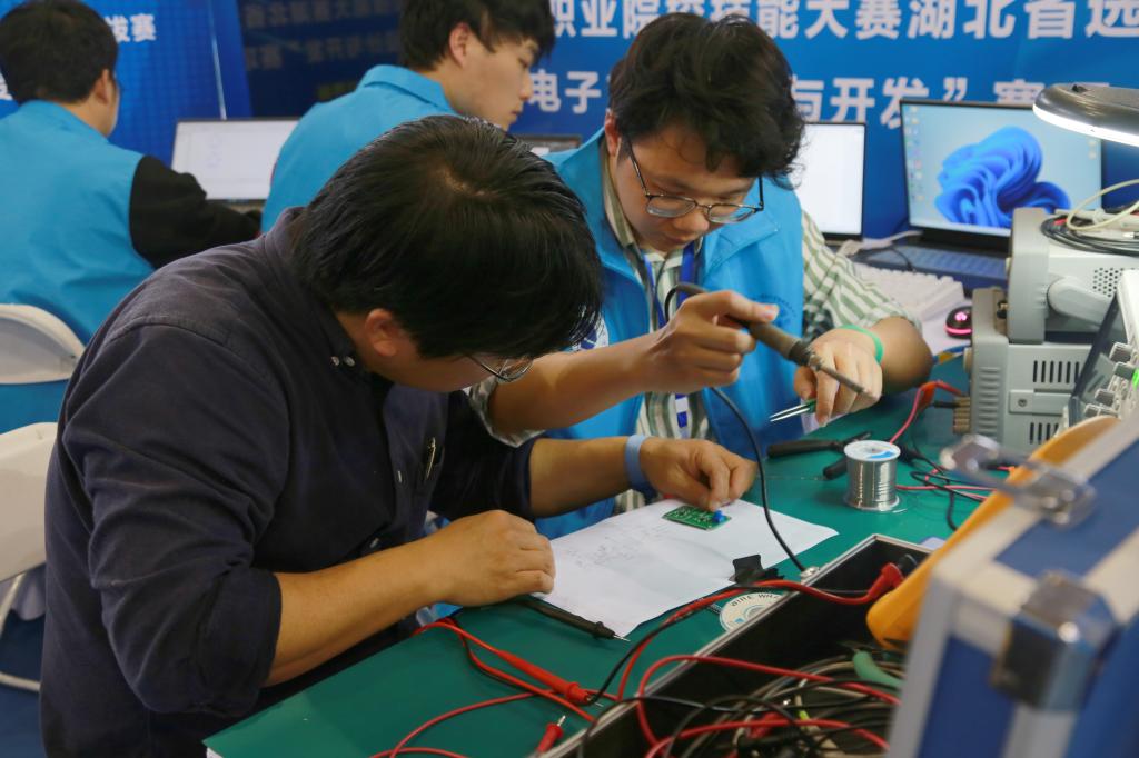 智能電子產品設計與開發賽項點燃創新火花——記2024年國賽湖北省選拔賽在我院成功開賽